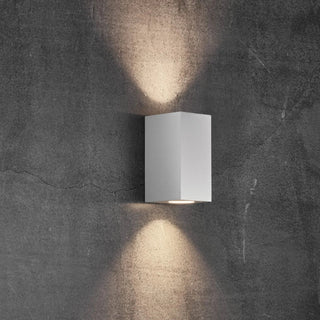 Canto Maxi Kubi 2 White – up/down light on textured concrete wall