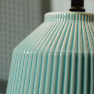 Stevie Table Lamp – ceramic glaze close-up